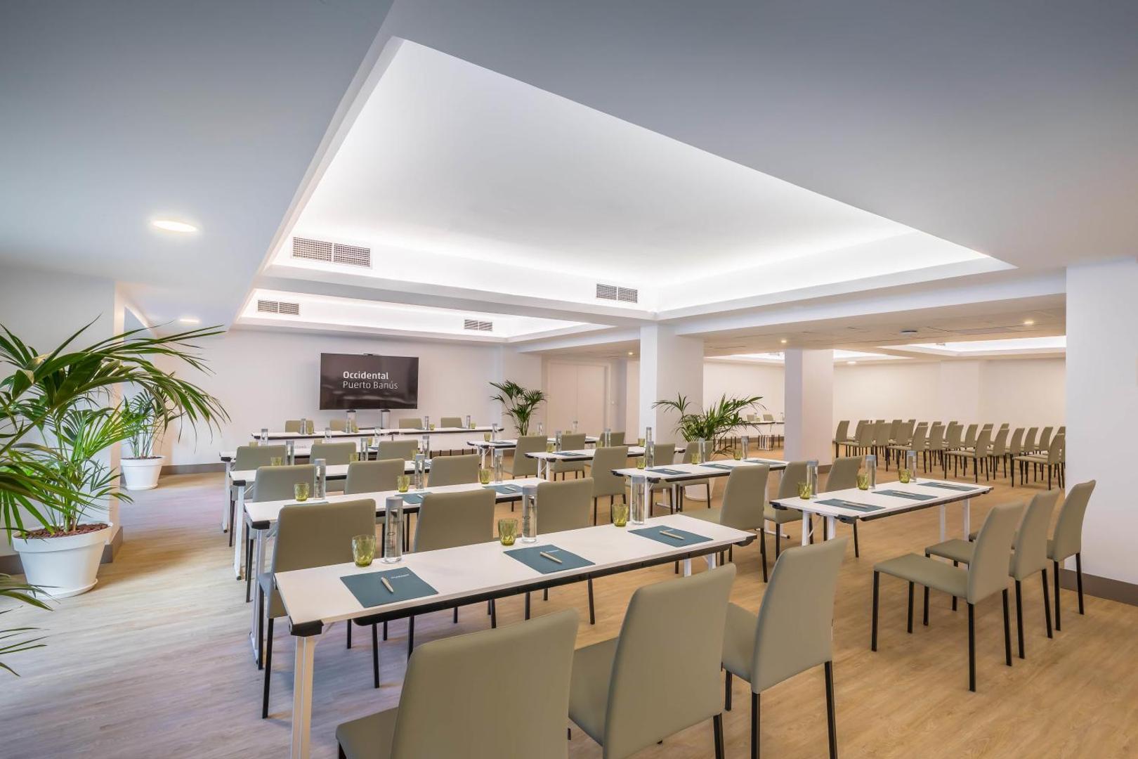 Occidental Puerto Banus konferenču zāle ar galdiem, krēsliem un multimediju ekrānu darba pasākumiem Marbeljā