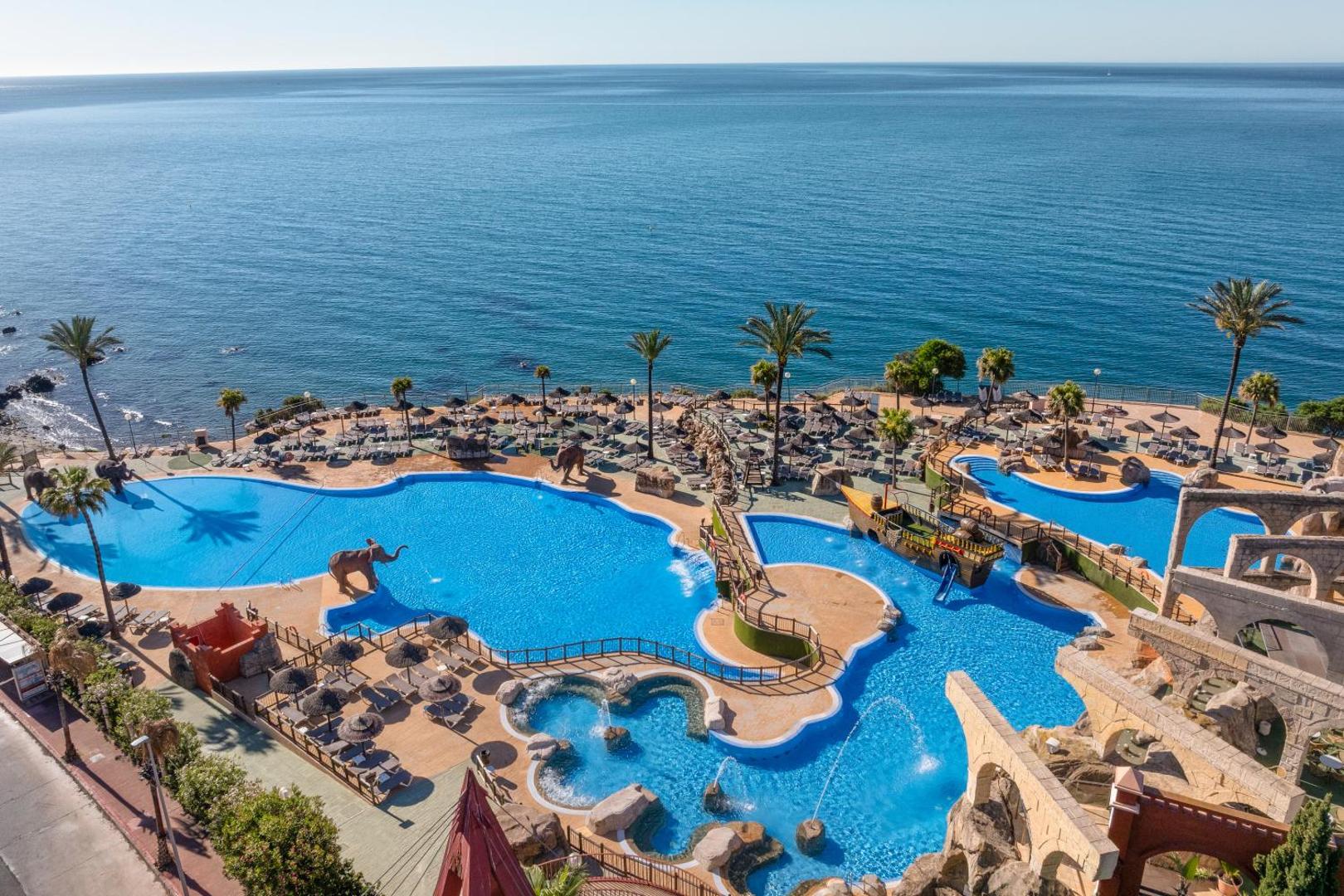 Holiday World Riwo panorāmas skats uz plašo baseinu kompleksu un Vidusjūras piekrasti ar bērnu atrakcijām un atpūtas zonām
