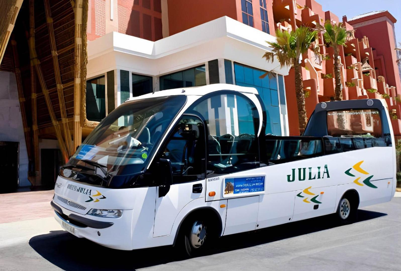 Holiday World Riwo viesnīcas transfēra autobuss Julia pie ieejas Malagas kūrortā — ērta pārvietošanās viesiem