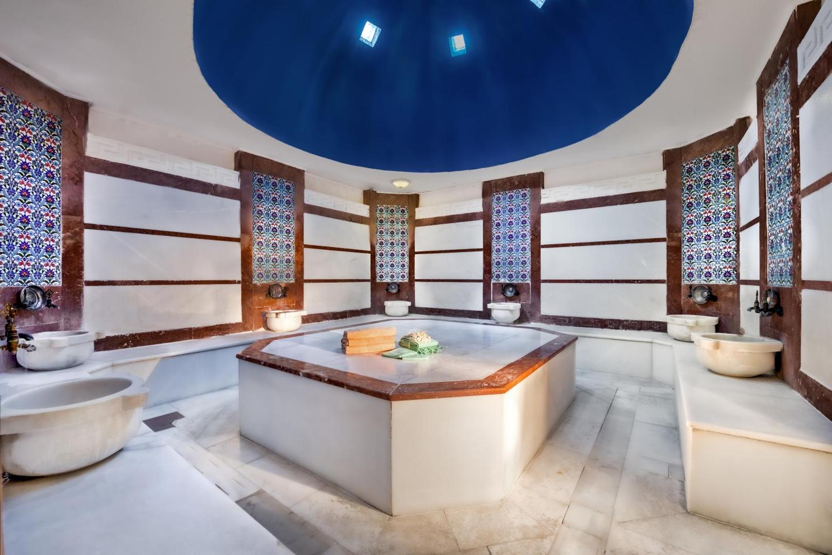 Tradicionāls turku hamams Sealife Family Resort Hotel spa centrā ar marmora apdari un zilu kupola griestu elementu