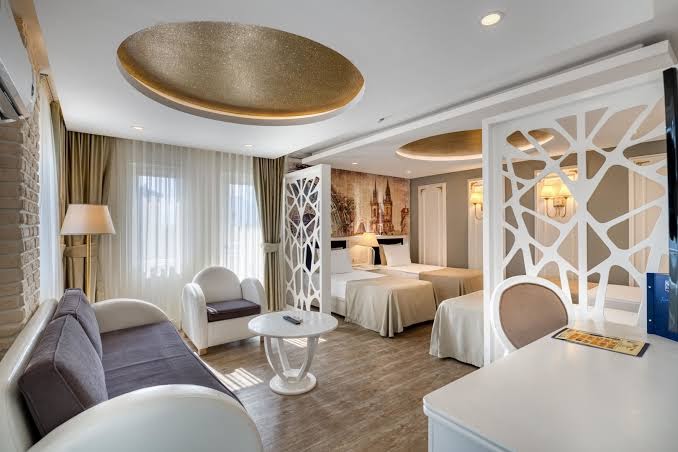 Sealife Family Resort Hotel plašs ģimenes numurs ar atpūtas zonu, dīvānu un atdalītu guļamzonu Antaljā, Turcijā