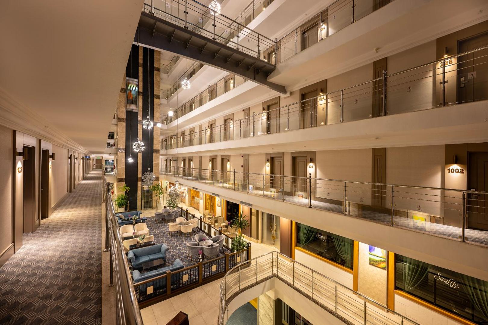 Sealife Family Resort Hotel modernais vestibils un ātrija tipa interjers ar atpūtas zonu, mīkstajiem dīvāniem, liftiem un gaismas dekorācijām