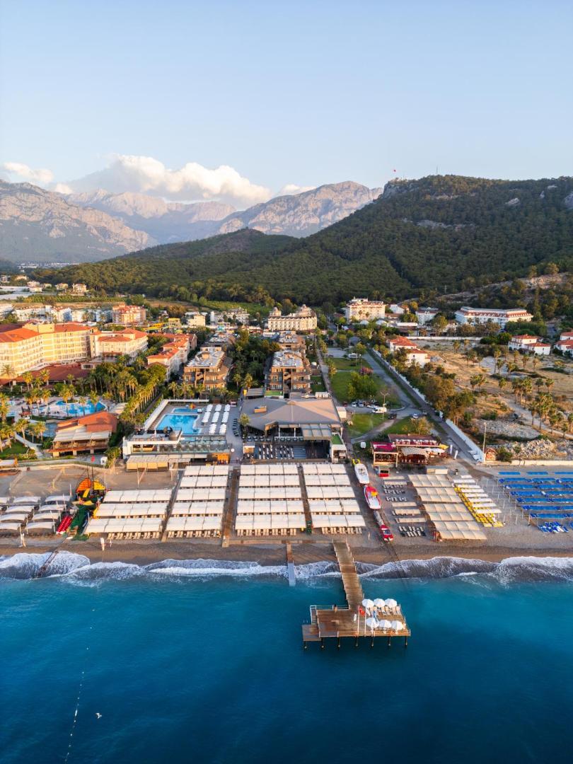 Sailor's Beach Club skats no putna lidojuma uz pludmali, piestātni un apkārtējiem kalniem Kirišā, Turcijā saulrieta laikā