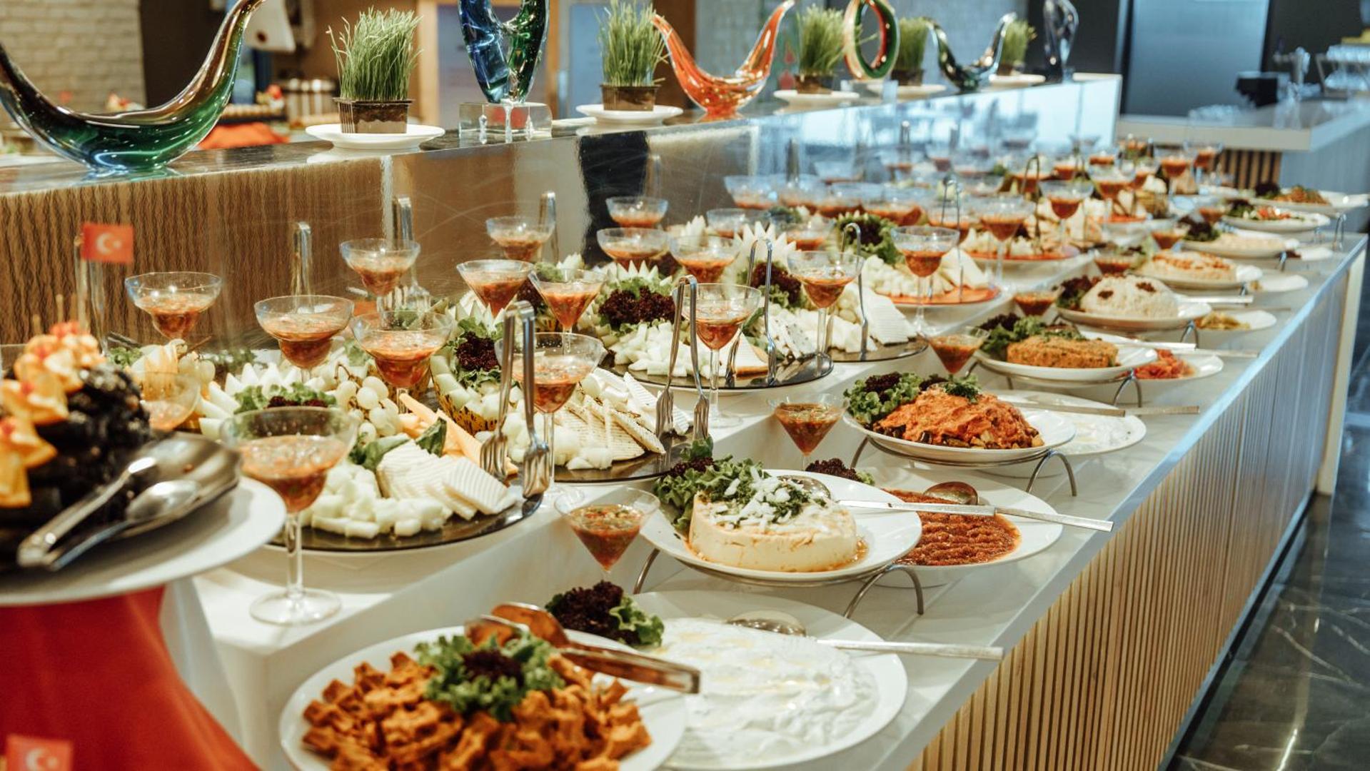 Plašs auksto uzkodu un salātu galds Sailor's Beach Club all-inclusive restorānā ar daudzveidīgu starptautisku virtuvi