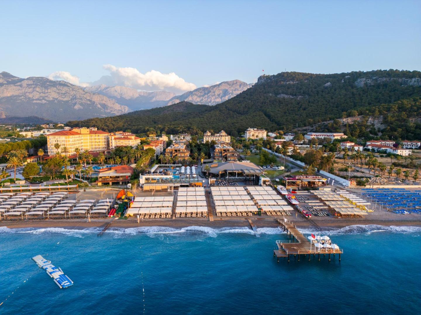 Sailor's Beach Club viesnīcas panorāmas skats no putna lidojuma Kemeras piekrastē ar privāto pludmali, piestātni un kalnu fonu