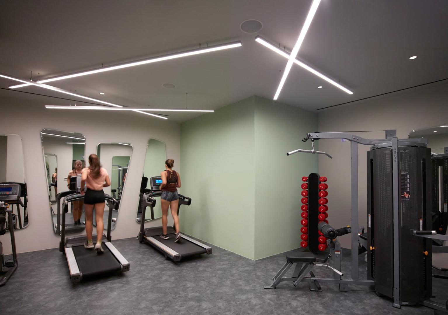 Cayo Exclusive Resort and Spa moderns fitnesa centrs ar skrejceliņiem, spēka trenažieriem un hantelēm gaišā, mūsdienīgā telpā
