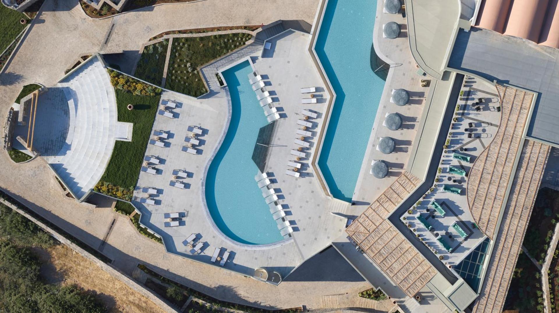 Cayo Exclusive Resort and Spa teritorijas skats no putna lidojuma — galvenais baseins, sauļošanās terases un amfiteātra zona