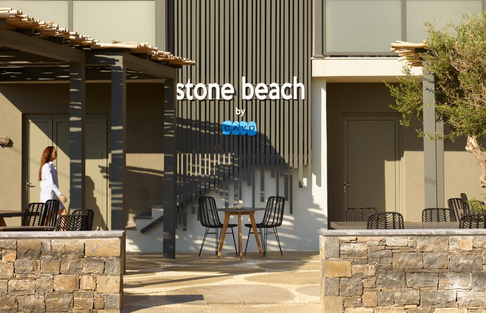 Stone Beach by Cayo ieeja un āra atpūtas zona ar akmens sienām un modernām mēbelēm Krētas piekrastē