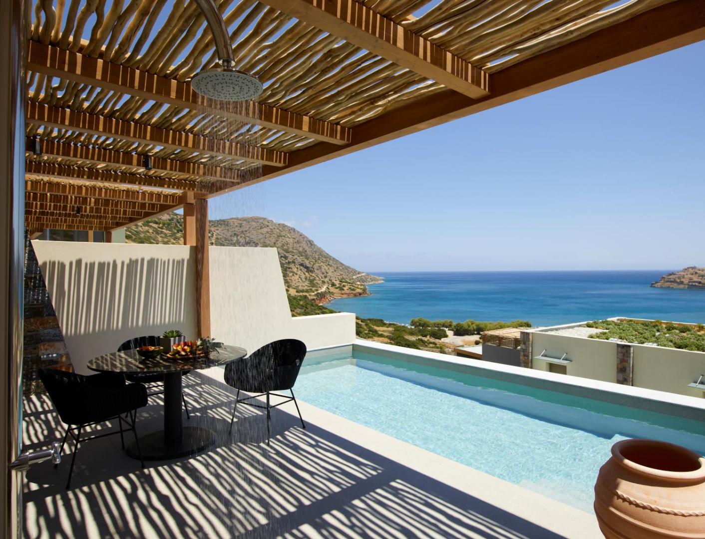 Cayo Exclusive Resort and Spa numura terase ar privātu baseinu un skatu uz jūru Elundā — āra duša un atpūtas zona