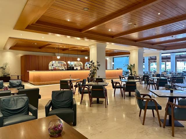Kerkyra Blue Hotel & Spa plašais vestibila bārs ar modernām mēbelēm, koka griestu apdari un lieliem logiem Korfu