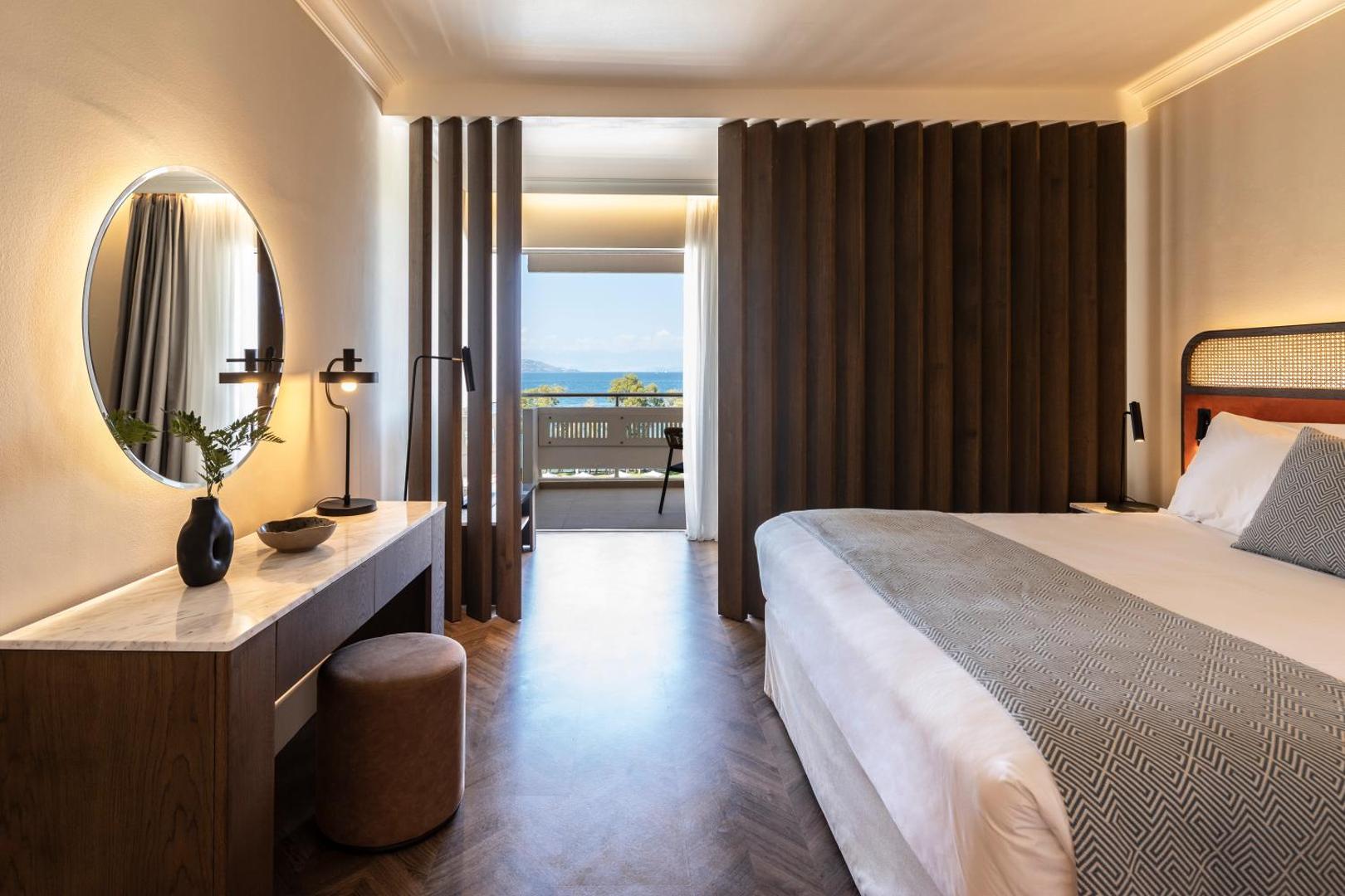 Moderns Kerkyra Blue Hotel & Spa numurs ar koka apdari, lielu gultu un skatu uz jūru caur balkona durvīm