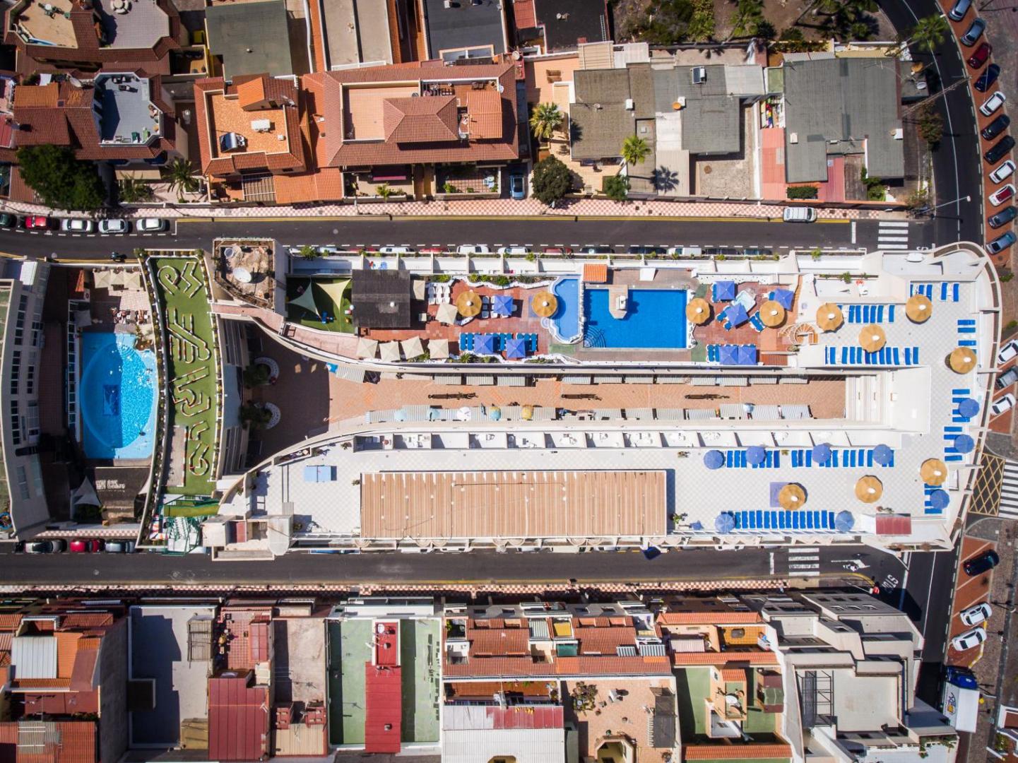 Vigilia Park Apartamentos jumta terases plāns no augšas ar baseiniem, sauļošanās krēsliem un atpūtas zonām Tenerifē