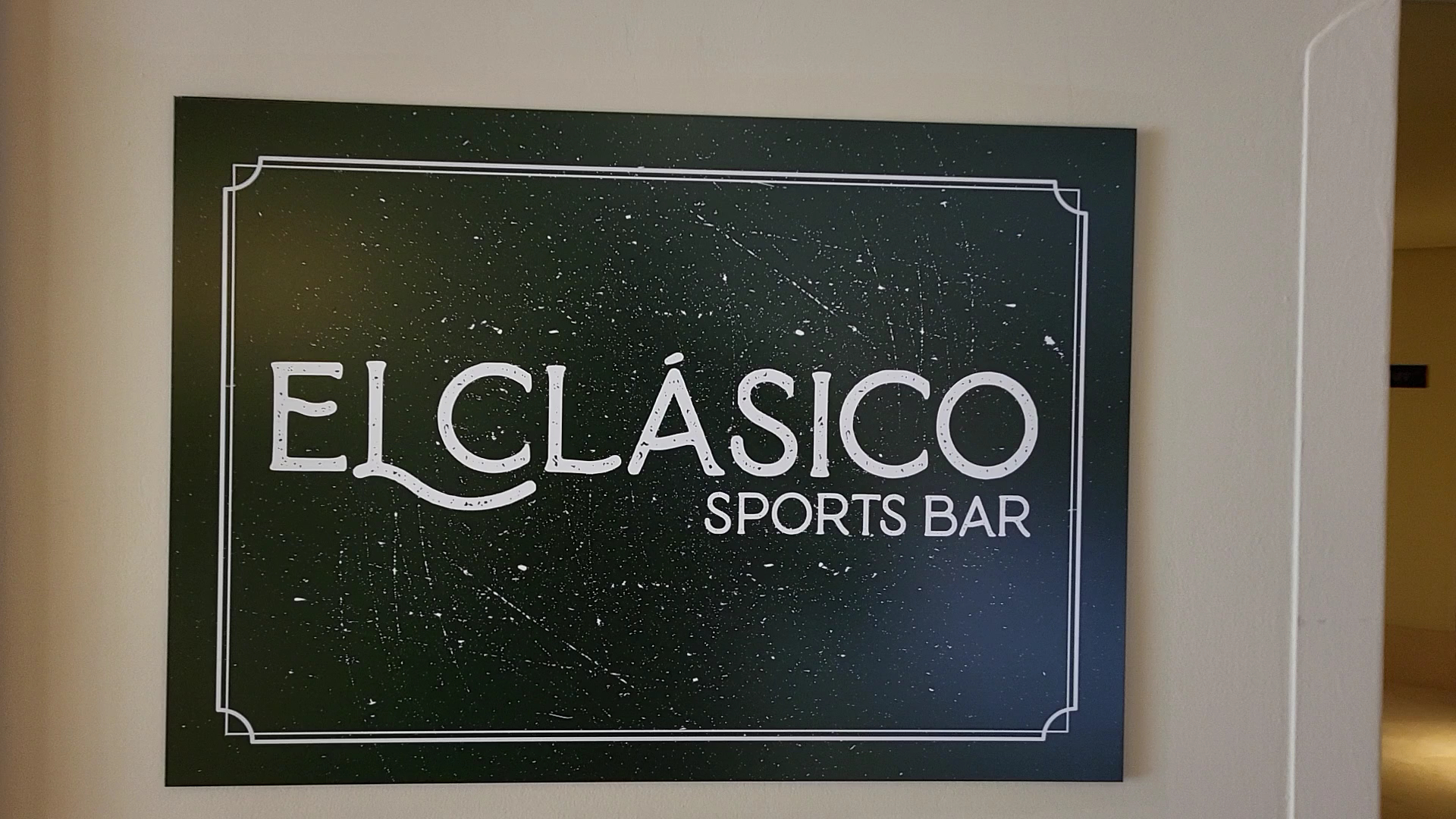 El Clasico Sports Bar izkārtne pie sienas Tivoli La Caleta Tenerife Resort viesnīcā, norādot uz sporta bāra atrašanās vietu.