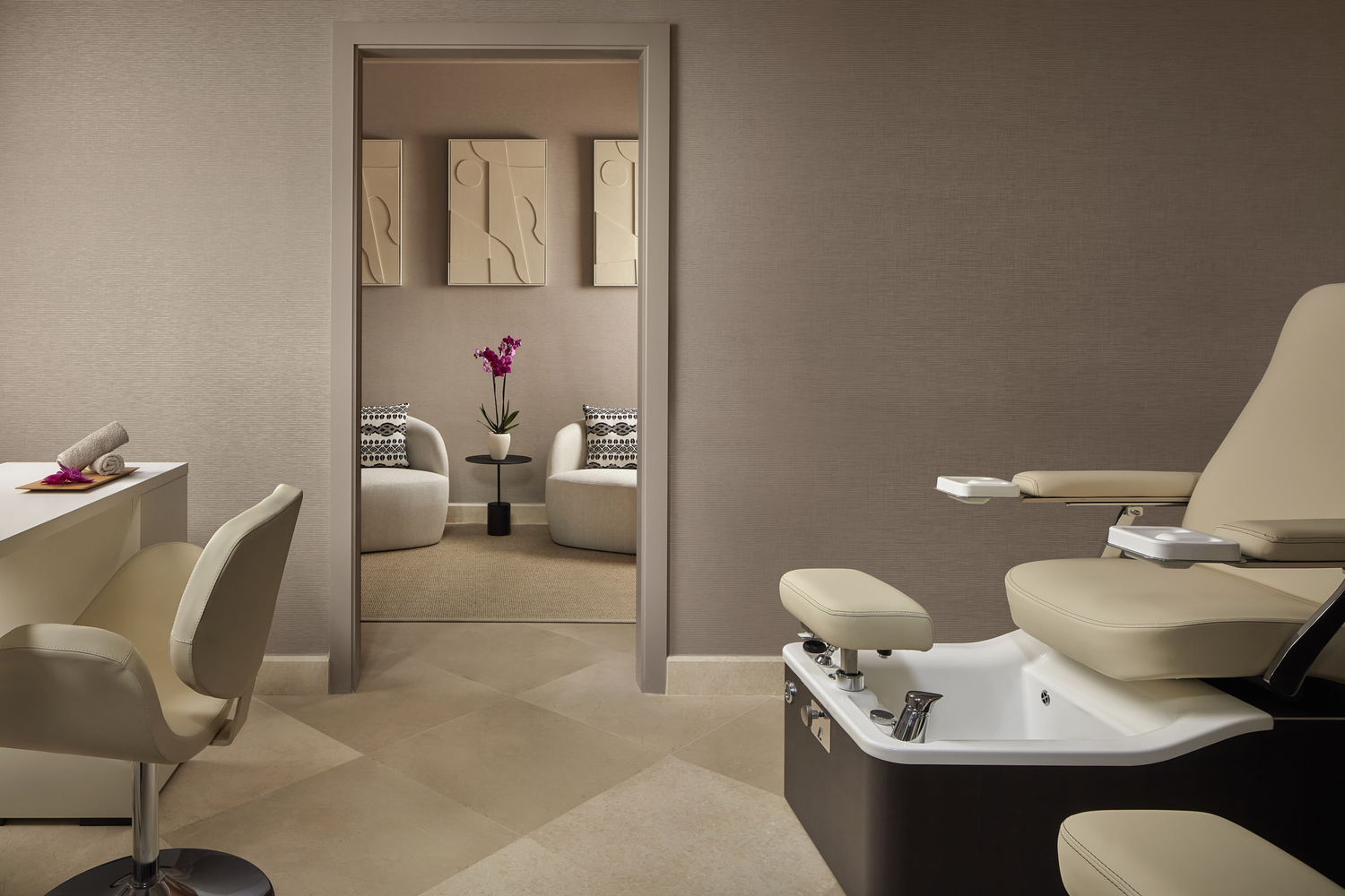 Tivoli La Caleta Tenerife Resort spa centra pedikīra kabinets ar modernu aprīkojumu, ērtiem krēsliem un mierīgu interjeru zemes toņos.