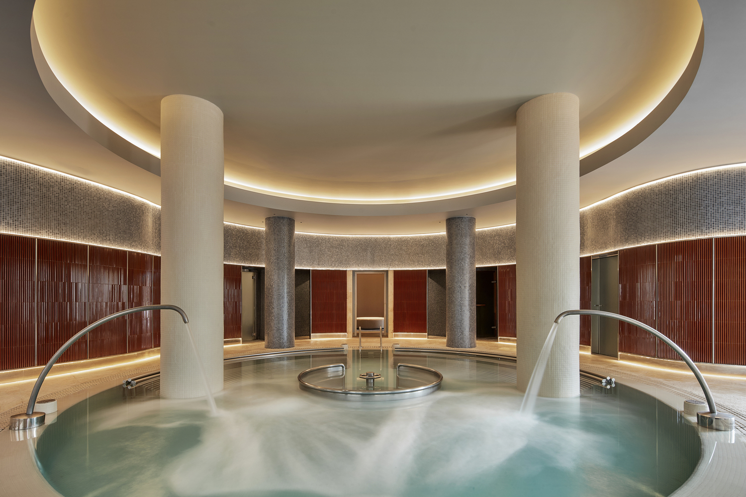 Tivoli La Caleta Tenerife Resort iekštelpu spa baseins ar masāžas strūklām, modernu apgaismojumu un siltu atmosfēru