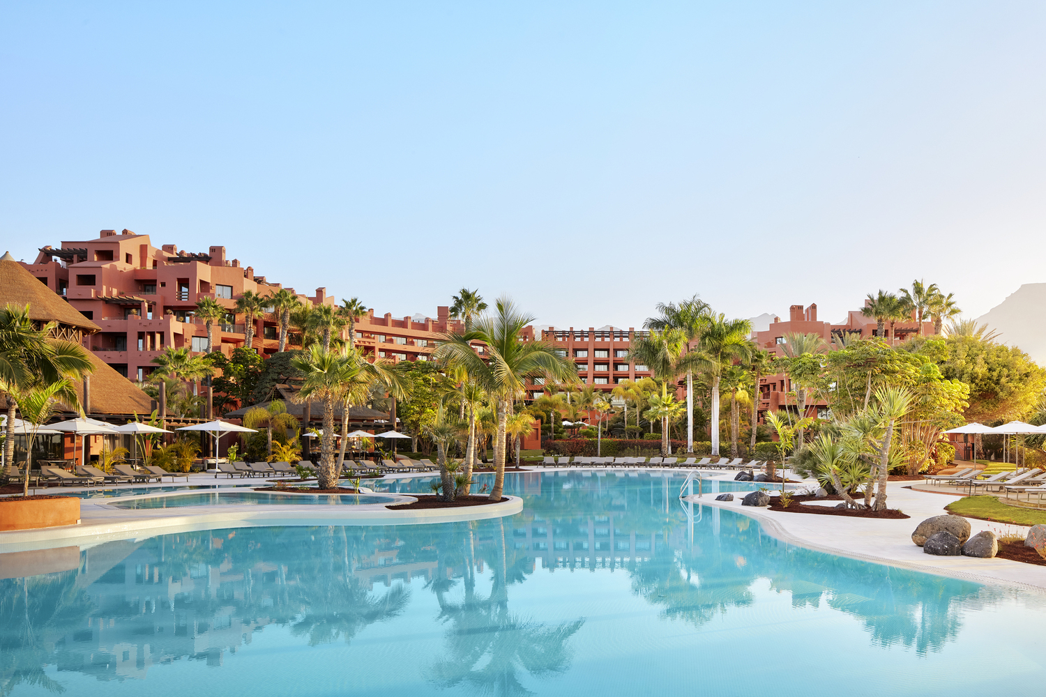 Plašs panorāmas skats uz Tivoli La Caleta Tenerife Resort baseinu kompleksu, viesnīcas korpusiem un eksotisko dārzu Tenerifē.