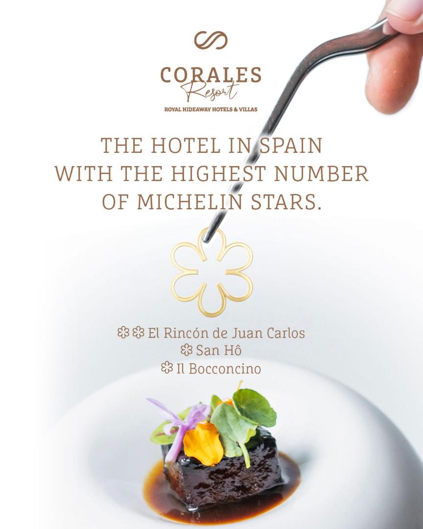Royal Hideaway Corales Suites restorāna reklāmas attēls ar Michelin zvaigžņu virtuvi — augstās virtuves ēdiens uz balta šķīvja