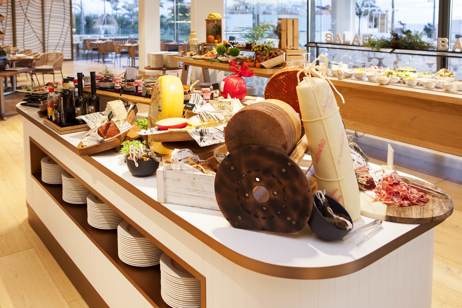 Royal Hideaway Corales Suites bagātīga bufetes tipa brokastu izvēle ar sieriem un delikatesēm viesnīcas restorānā Tenerifē