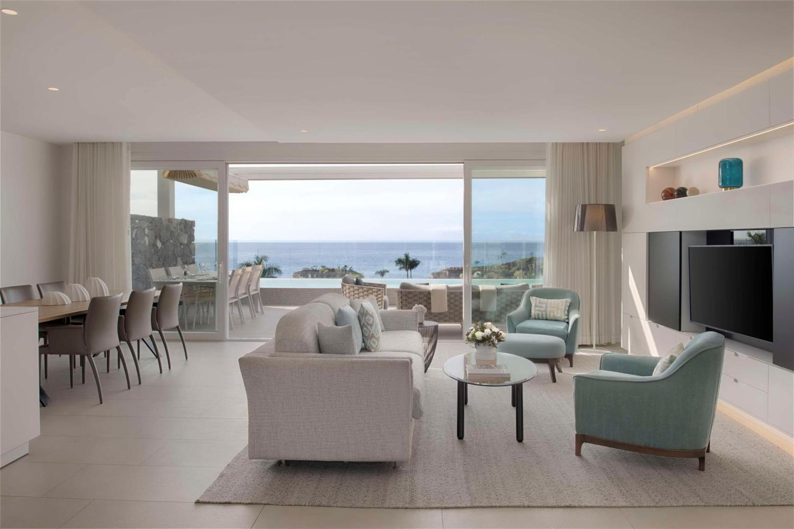 Royal Hideaway Corales Suites luksusa numura interjers ar skatu uz okeānu un terasi — elegants dizains gaišos toņos