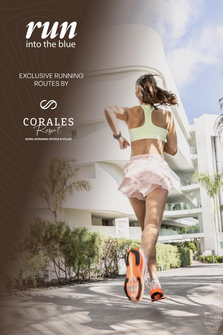Royal Hideaway Corales Suites viesnīcas viesis skrien pa speciāli izveidotu maršrutu Tenerifē, fonā redzama moderna balta arhitektūra un palmas