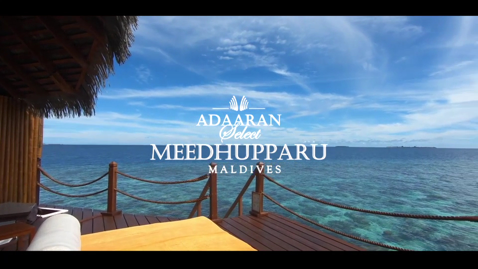 Skats no Adaaran Select Meedhupparu ūdens bungalo terases uz bezgalīgo Indijas okeānu un skaidrām debesīm