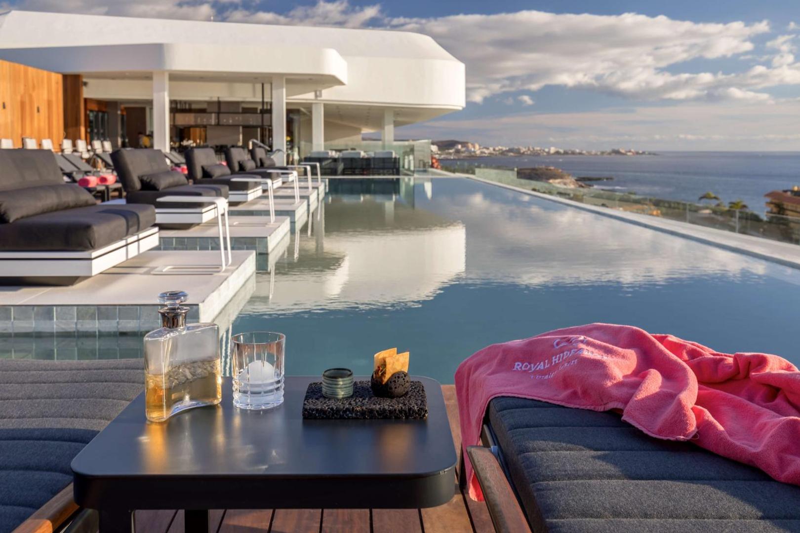 Royal Hideaway Corales Beach atpūtas zona pie baseina ar dzērieniem un uzkodām — skats uz okeānu un Tenerifes piekrasti