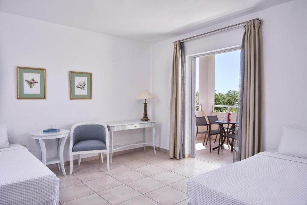 Sandy Beach Resort gaišs numurs ar divām gultām un balkonu, no kura paveras skats uz zaļo zonu