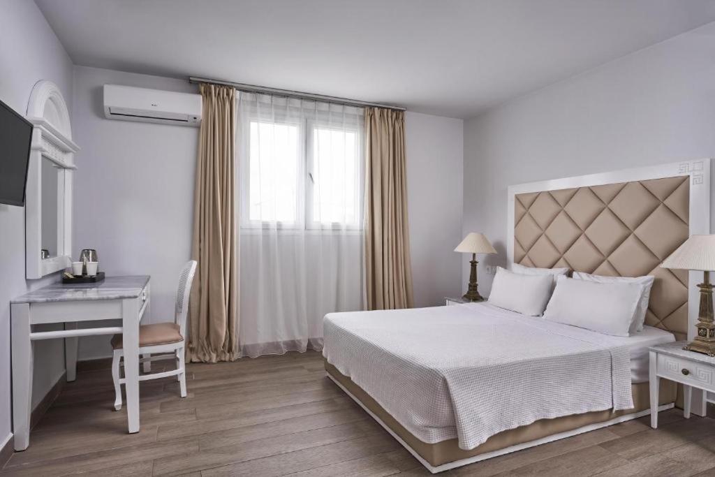 Sandy Beach Resort divvietīgs numurs ar lielu gultu, darba zonu un gaisa kondicionieri — mājīgs iekārtojums gaišos toņos
