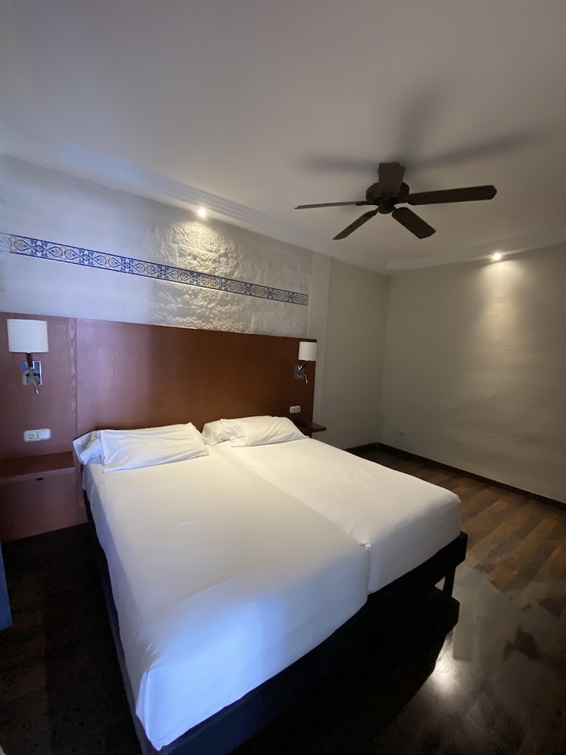 Park Club Europe gaišs viesnīcas numurs ar divām gultām, koka grīdu un griestu ventilatoru Tenerifes kūrortā