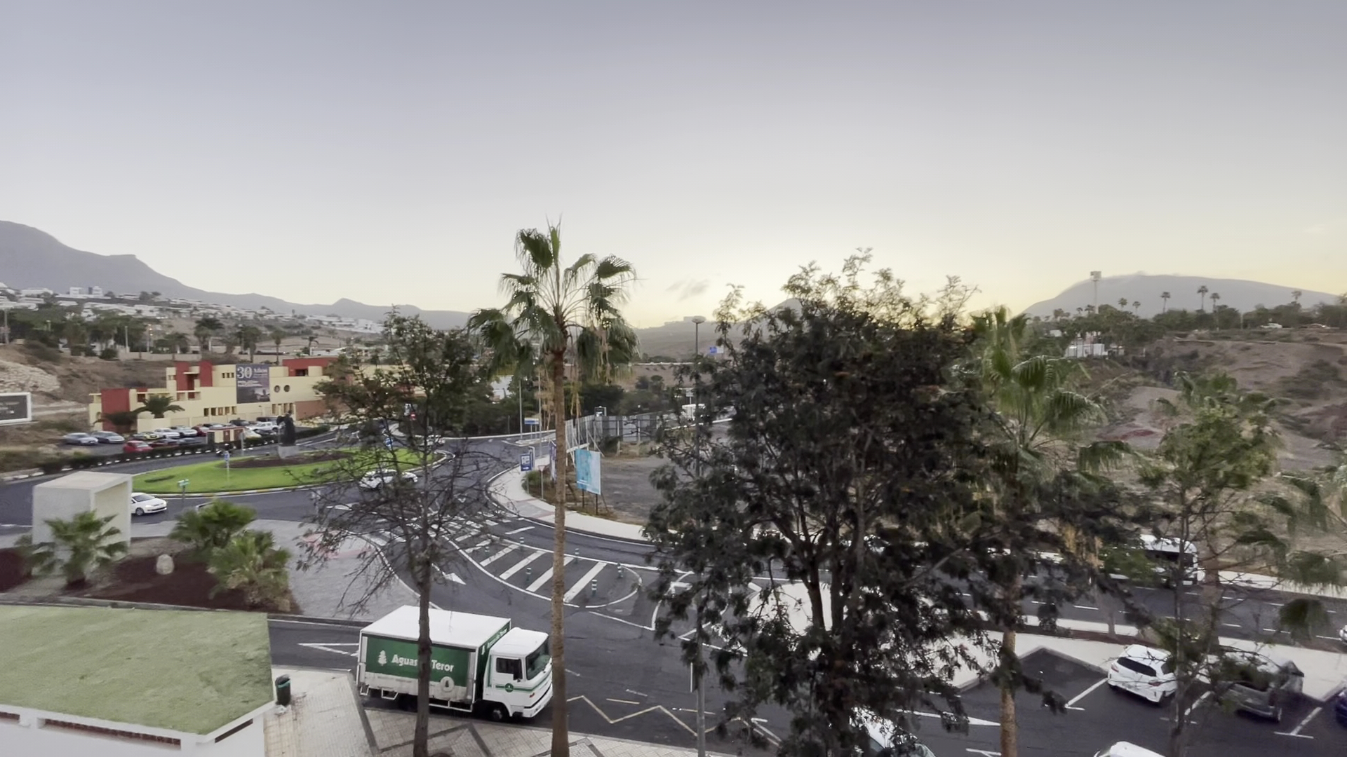 Skats no Ole Tropical Tenerife numura uz apkārtnes kalniem un pilsētas ielām rīta gaismā