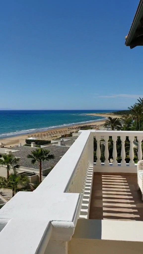 Skats no Grecotel Mandola Rosa balkona uz plašo smilšu pludmali un zilo jūru Peloponēsas reģionā Grieķijā
