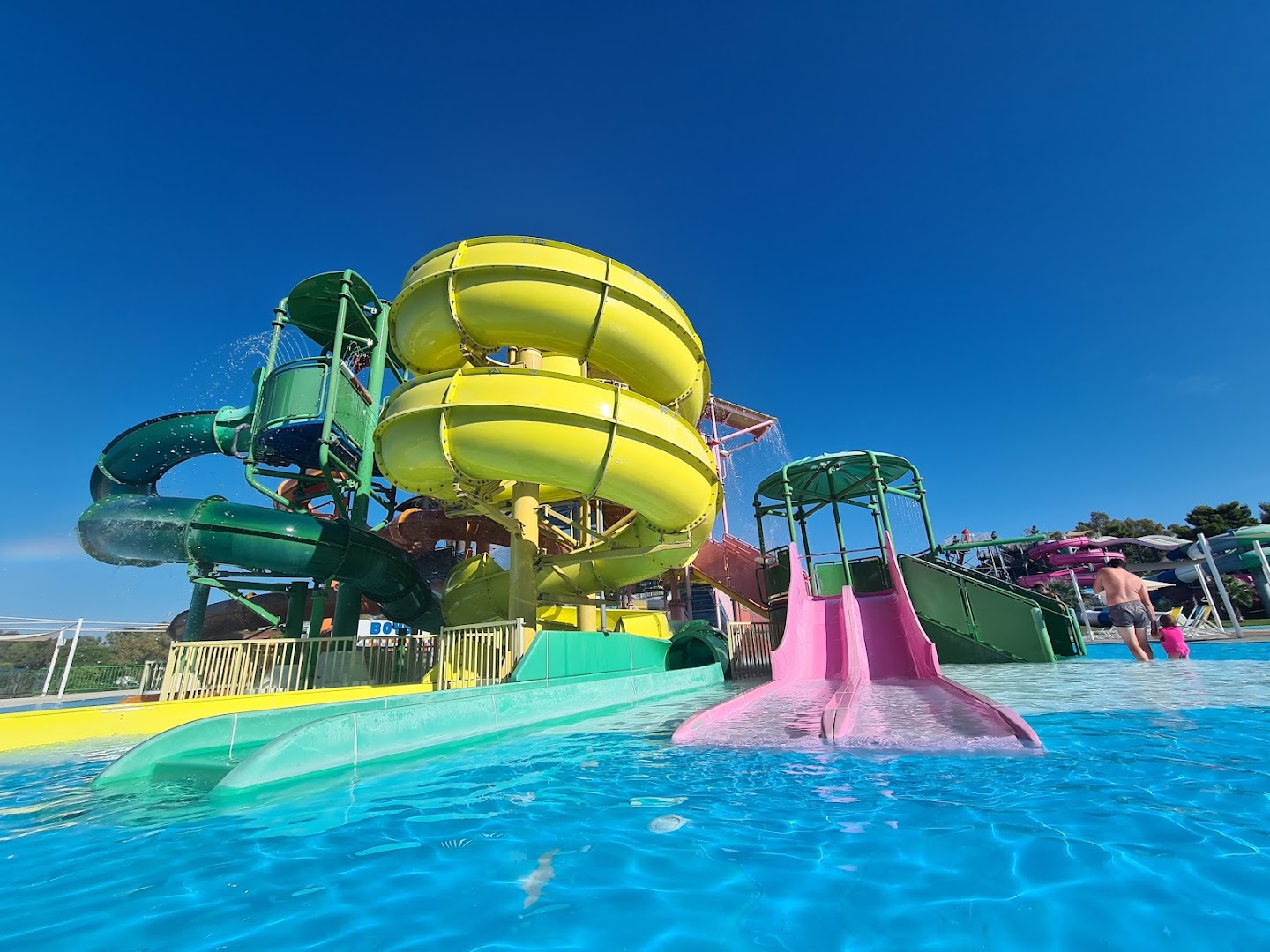 Grecotel La Riviera akvaparka krāsainie ūdens slidkalniņi un baseins bērniem, nodrošinot aktīvu atpūtu ģimenēm Peloponēsā.