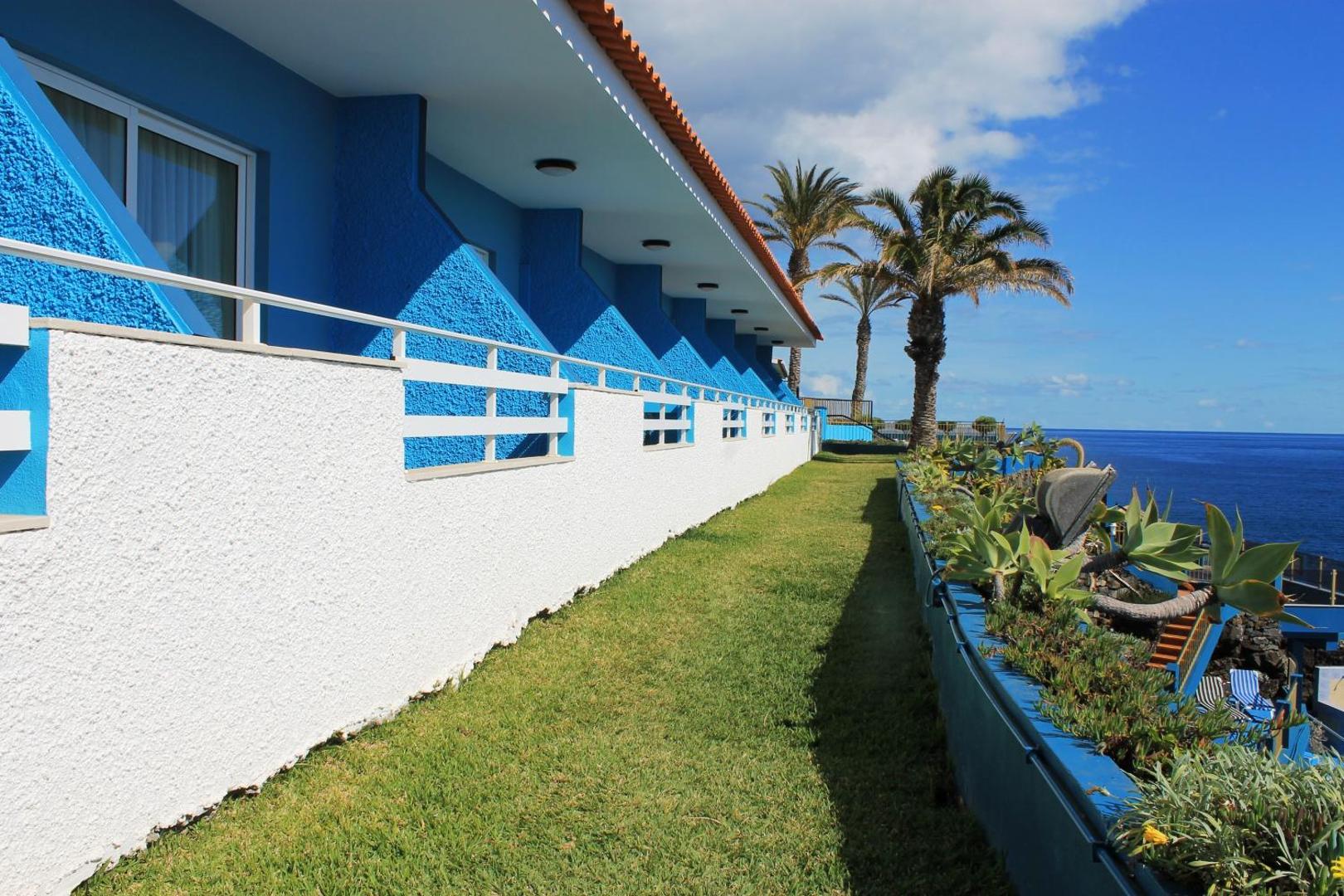 Rocamar Lido Resort numuru balkoni zilā un baltā krāsā ar skatu uz dārzu un okeānu Madeirā