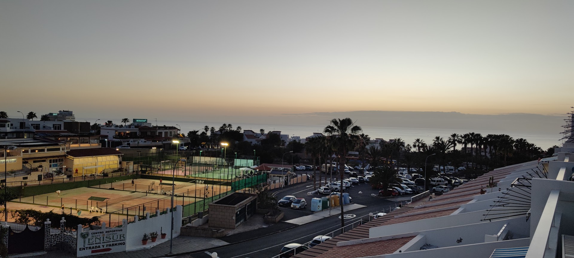 Malibu Park Apartments skats uz sporta laukumiem un okeānu saulrietā — tenisa un padela korti piekrastes pilsētā