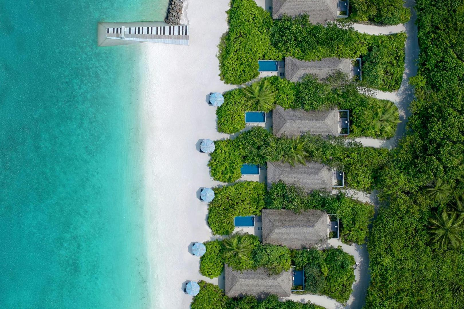 Le Meridien Maldives Resort & Spa pludmales villas no putna lidojuma — privātie baseini, balto smilšu krasts un tirkīzzils okeāna ūdens