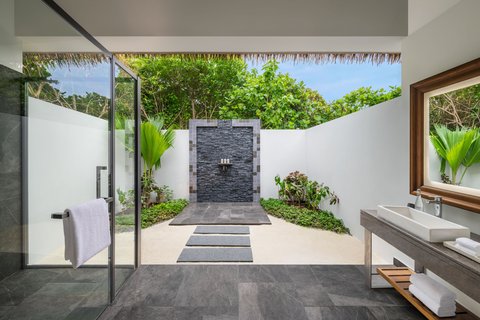 Le Meridien Maldives Resort & Spa villas vannas istaba ar āra dušu, akmens apdari un tropu dārza skatu