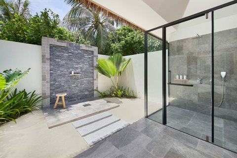 Le Meridien Maldives Resort & Spa villas vannas istabas zona ar stikla sienu, āra dušu un modernu dizainu