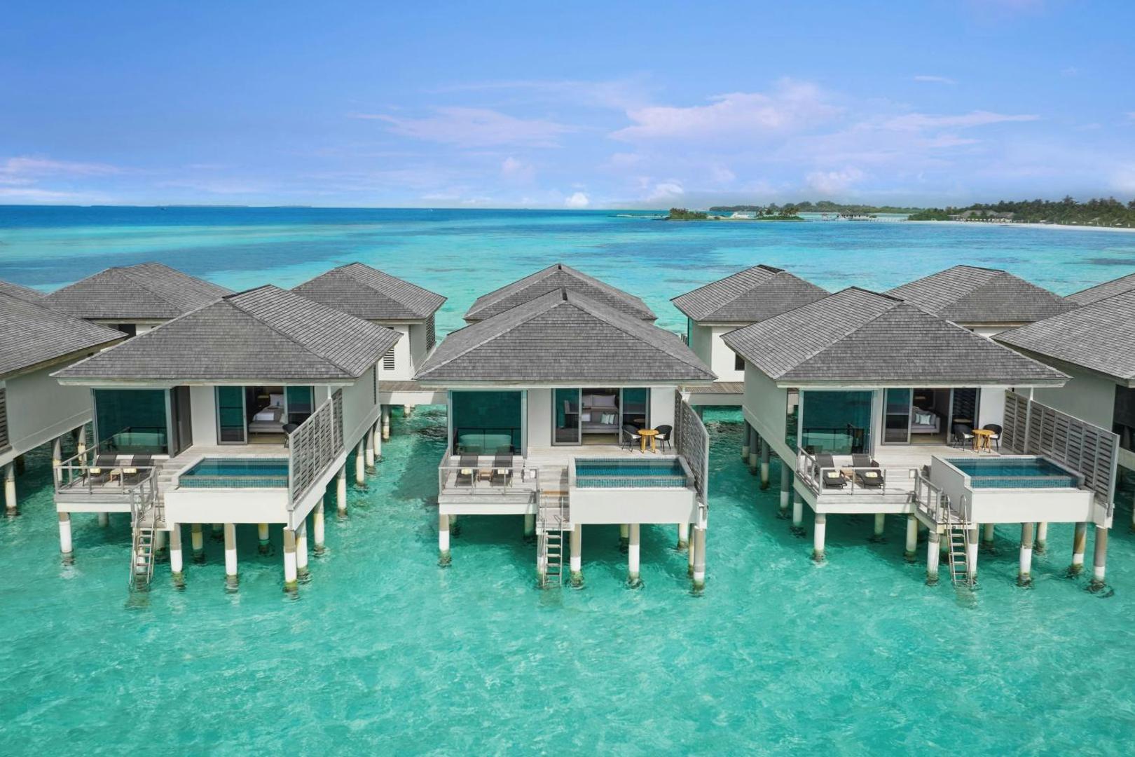 Le Meridien Maldives Resort & Spa ūdens villas uz pāļiem okeānā — katrai villai ir privāta terase un neliels baseins