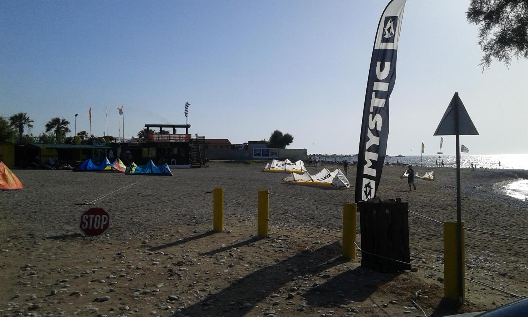 Kaitborda stacija un inventārs Nirvana Beach Hotel pludmalē — Mystic karogs un pūķi smiltīs sagatavoti sporta aktivitātēm