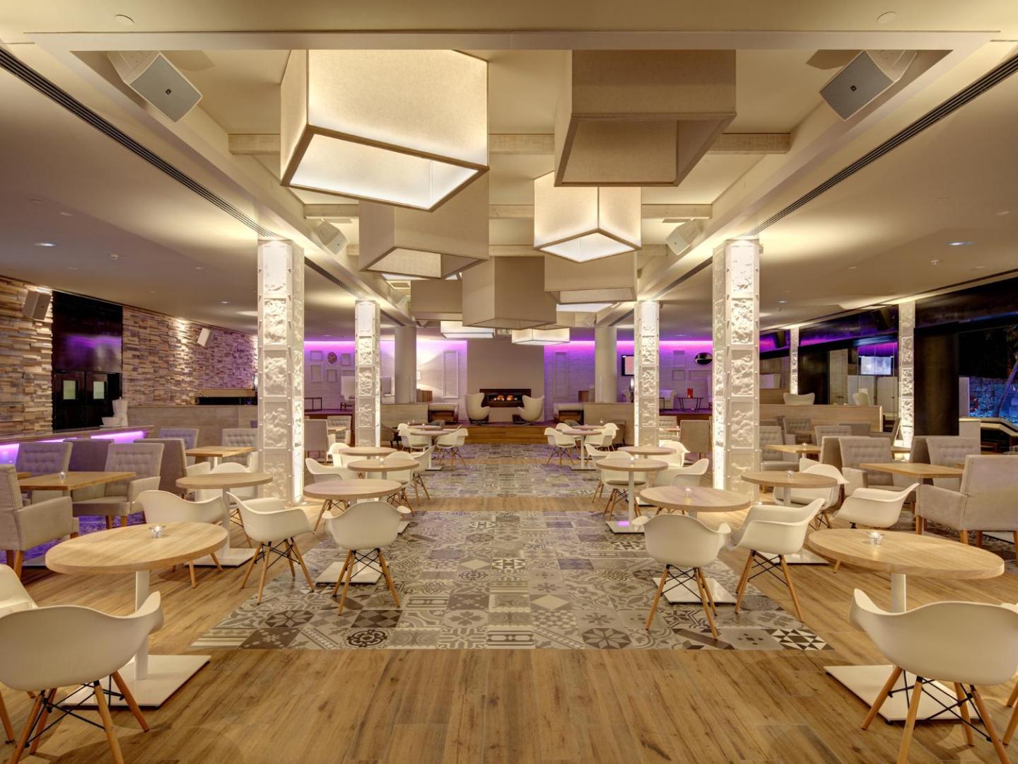 Amare Beach Hotel Marbella modernais restorāns ar dizaina apgaismojumu, gaišām mēbelēm un rakstainu flīžu grīdu Marbeljā, Spānijā