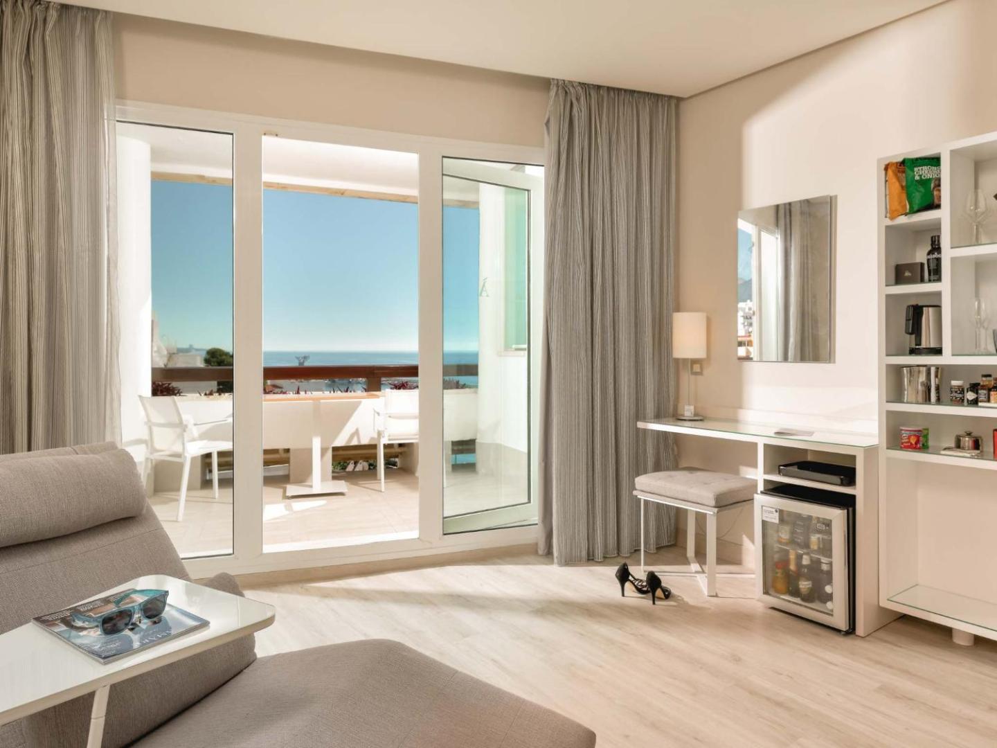 Amare Beach Hotel Marbella gaišs numurs ar balkonu, skatu uz jūru, atpūtas krēslu un mini bāru Marbeljas piekrastē