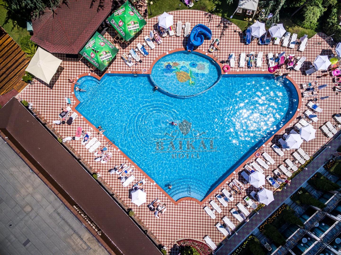 Baikal Hotel galvenais baseins no putna lidojuma ar bērnu zonu un sauļošanās krēsliem Saulainajā krastā, Bulgārijā