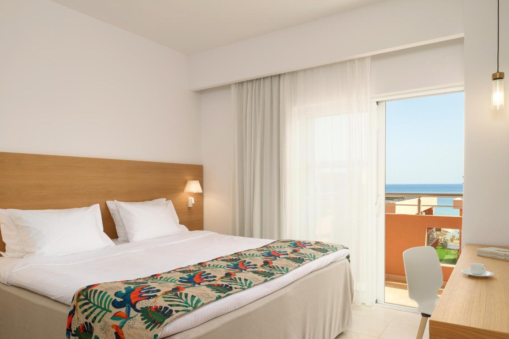 High Beach Resort gaišs numurs ar divguļamo gultu un skatu uz jūru no balkona Malijā, Krētā