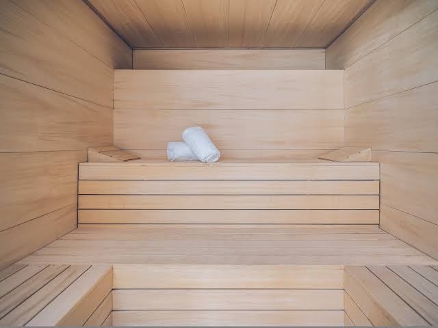 Gaiša koka apdares sauna Iberostar Sabila spa zonā — minimālisma stila interjers veselības un atpūtas rituāliem