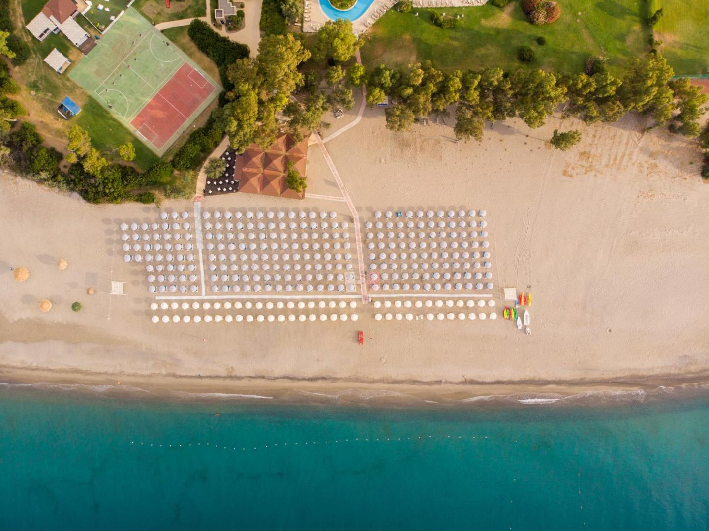 VOI Floriana Resort teritorijas plāns no augšas ar sporta laukumiem, zaļo zonu un sakoptu pludmales līniju