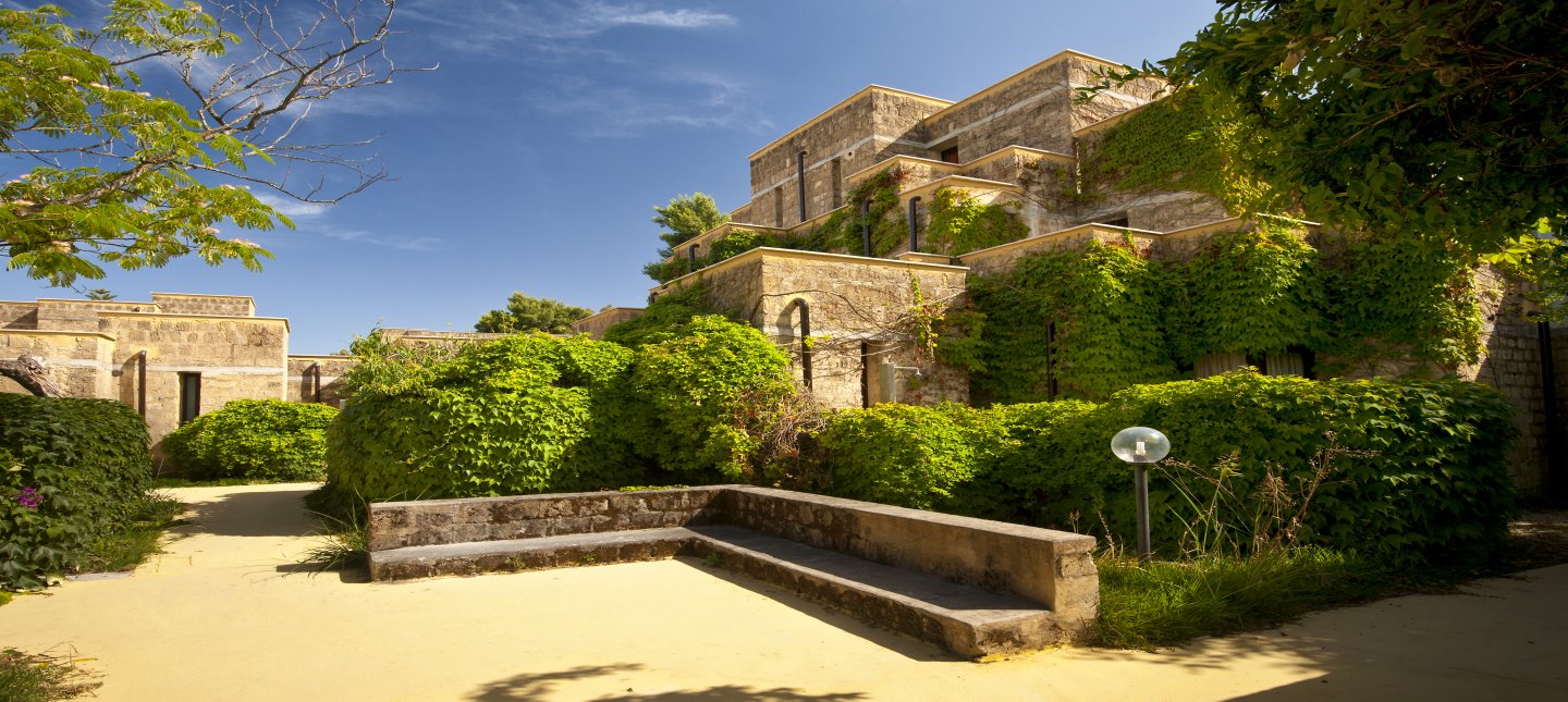 VOI Floriana Resort panorāmas skats uz viesnīcas korpusiem, kas klāti ar zaļiem augiem, zem skaidrām debesīm