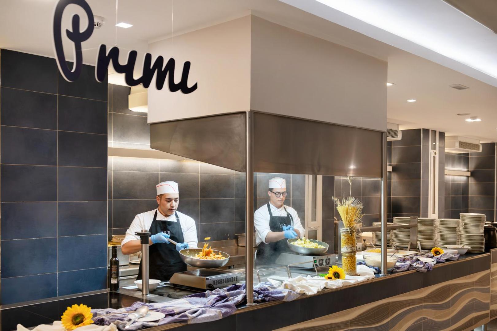 VOI Floriana Resort pavāri gatavo pastu atvērtā tipa virtuvē viesnīcas restorānā Kalabrijas reģionā