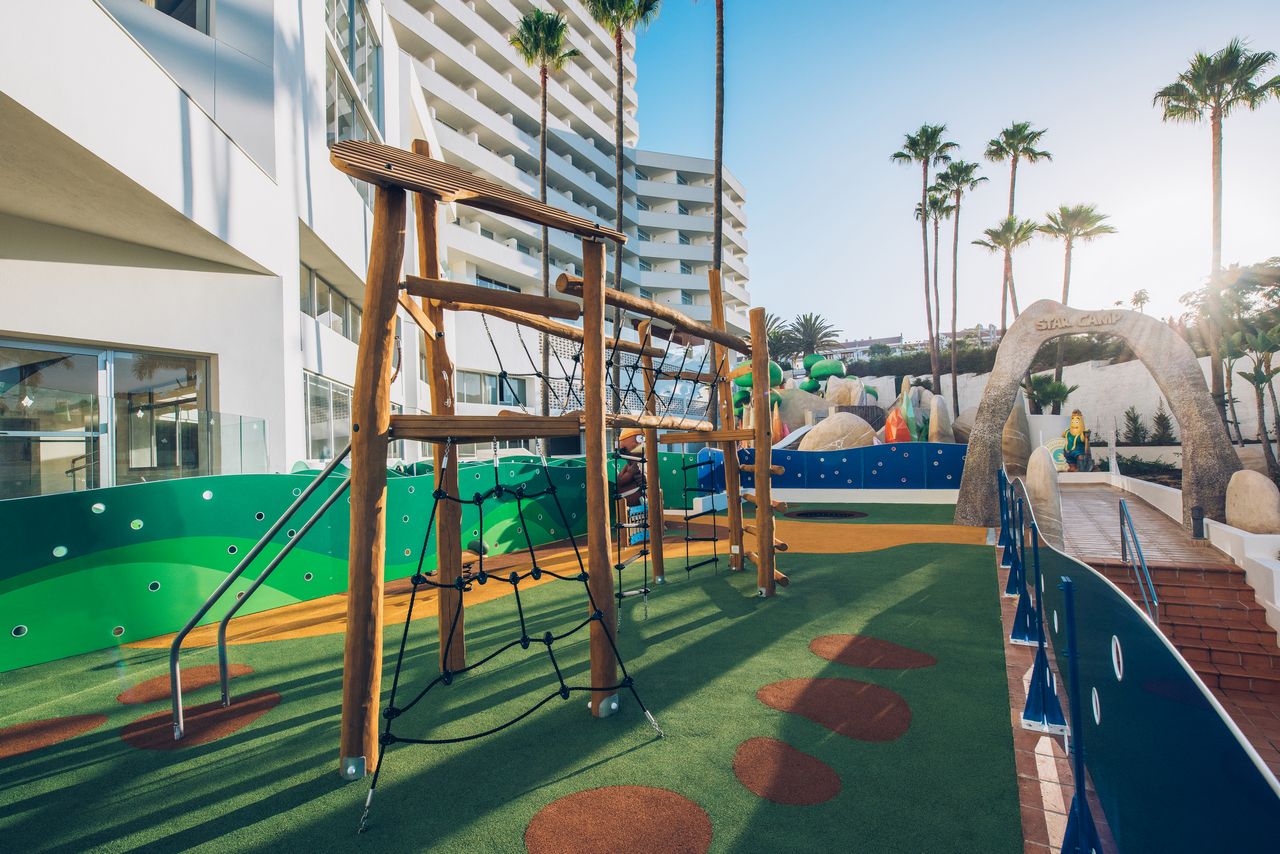 Iberostar Waves Bouganville Playa Star Camp rotaļu laukums ar koka kāpšļu konstrukcijām un mīksto segumu Tenerifes piekrastē