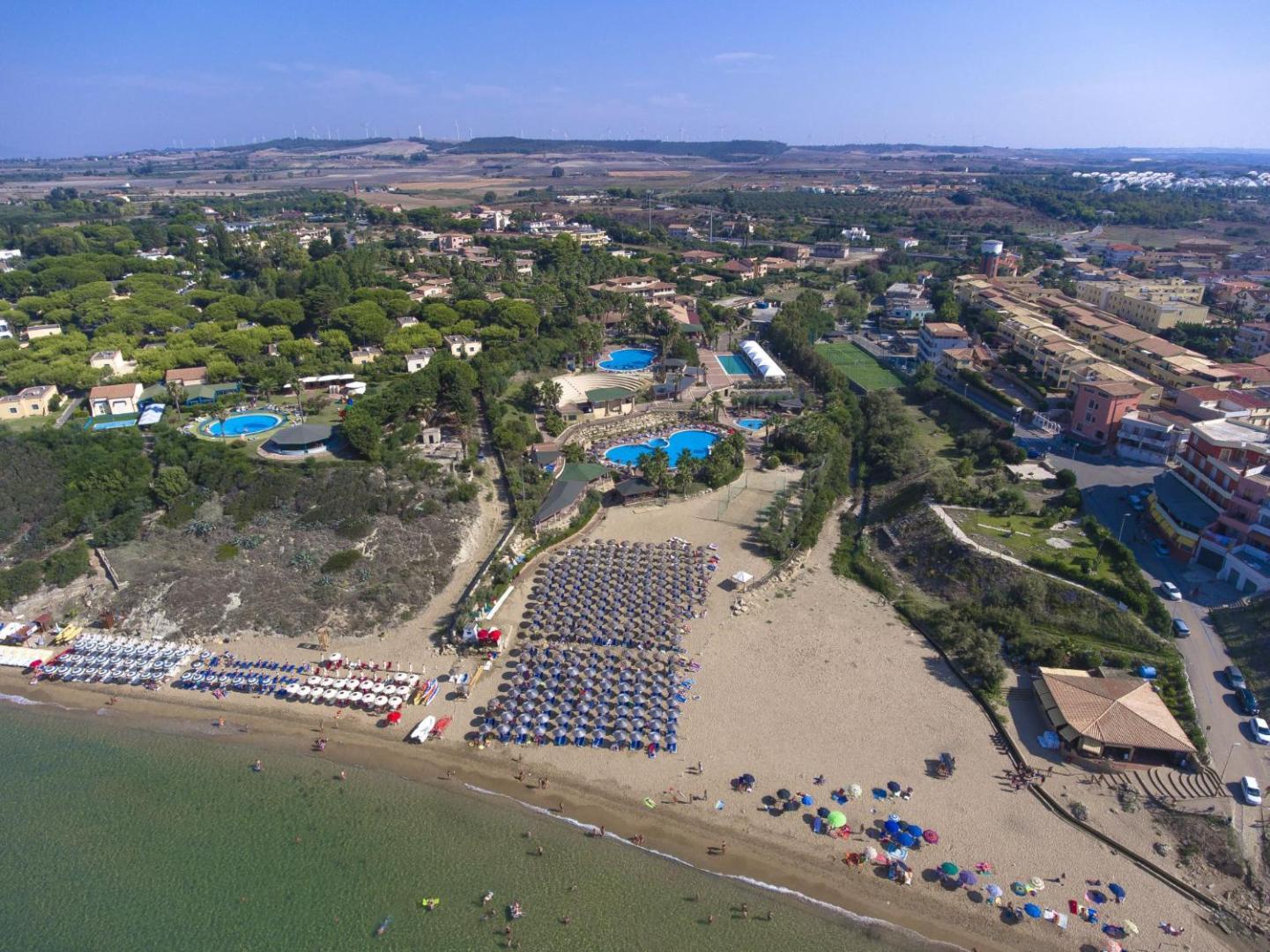 Th Le Castella Baia Degli Dei Village aerofotoattēls Kalabrijā ar skatu uz baseiniem, pludmali un apkārtējo kūrorta teritoriju pie jūras