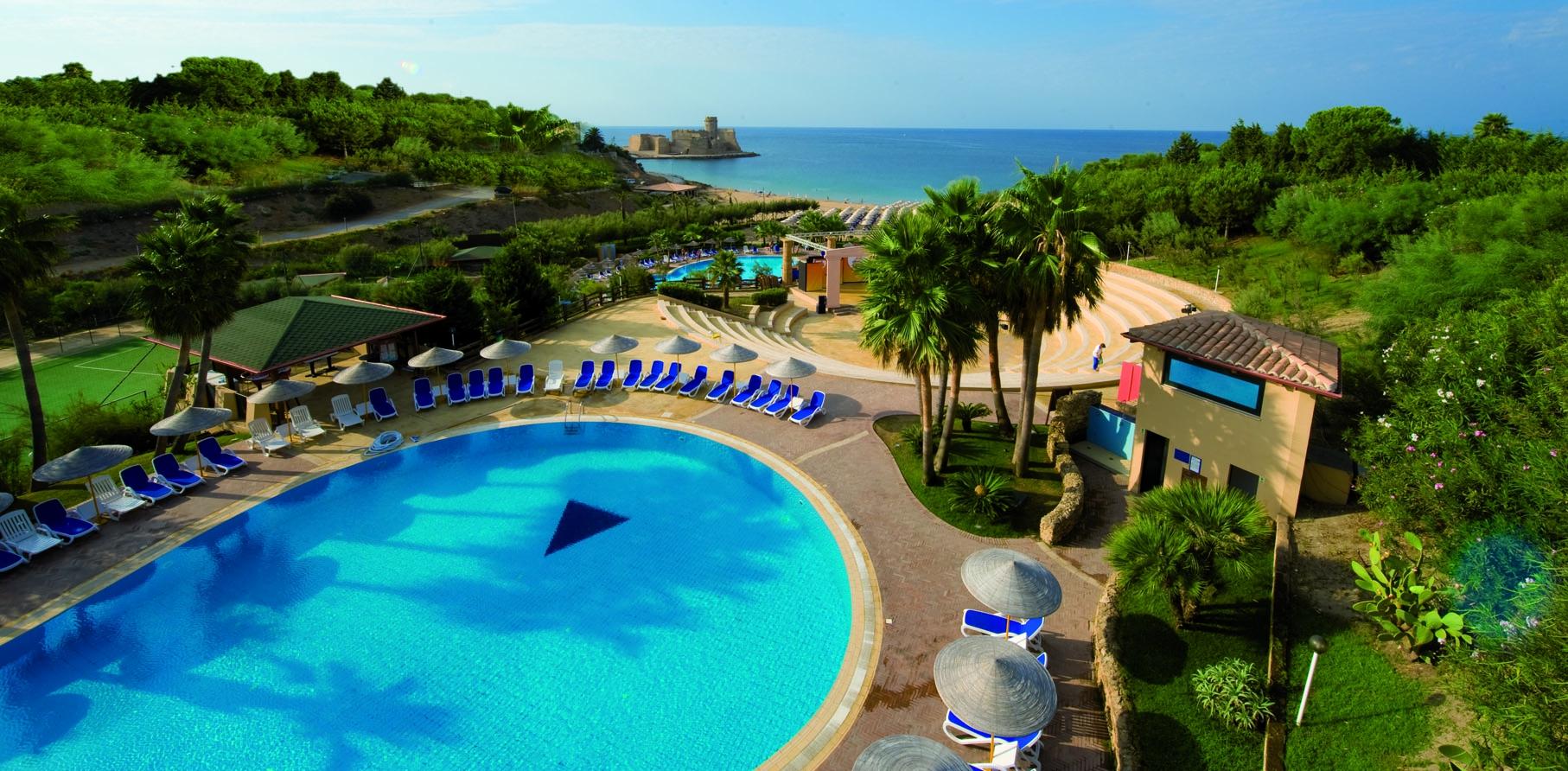 Panorāmas skats uz Th Le Castella Baia Degli Dei Village kūrorta baseinu, amfiteātri un jūras līci saulainā dienā